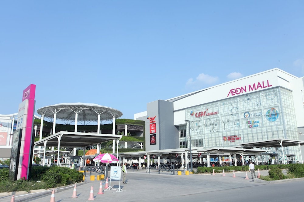 Aeon Mall Long Bien shopping center stands out with its large facade and spacious parking area